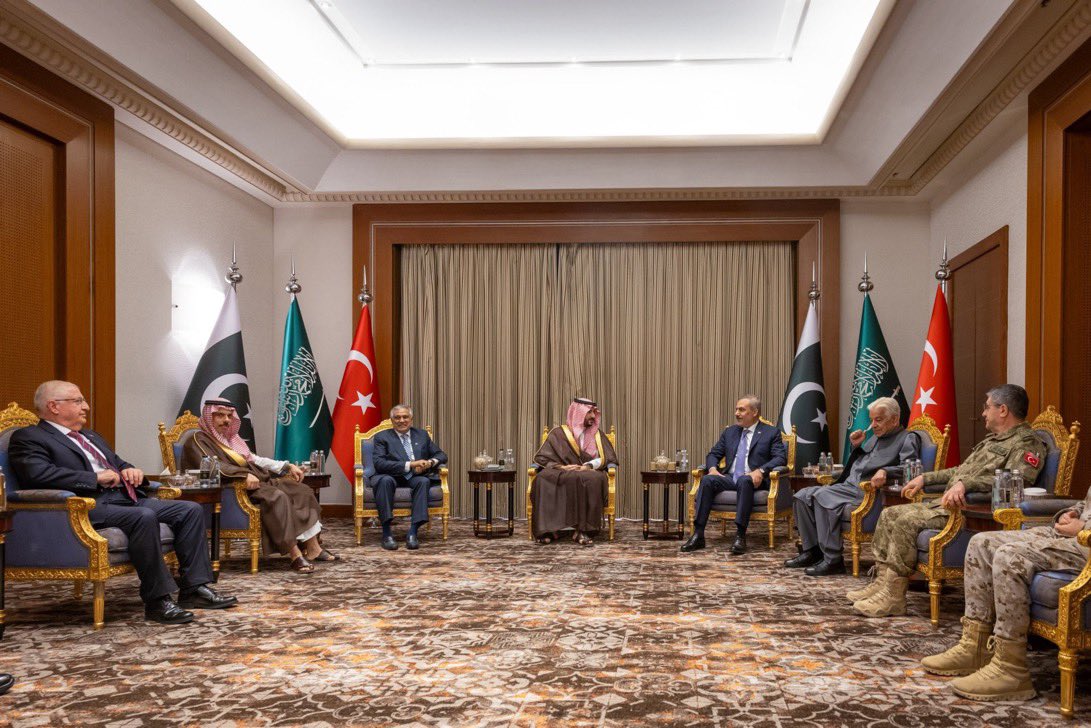 Columbuos's tweet photo. قبل قليل 🚨:

اجتماع  طارئ في الرياض بحضور وزراء الدفاع وقادة الجيوش ووزراء الخارجية في " حلف مكة ". https://t.co/u5eBd8Y05x