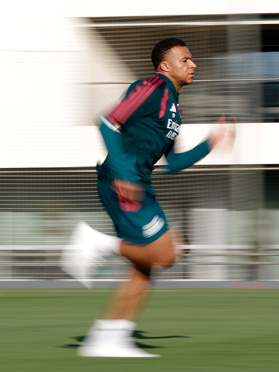 realmadrid's tweet photo. ⚽🏃 @KMbappe https://t.co/YF7x8czV0p