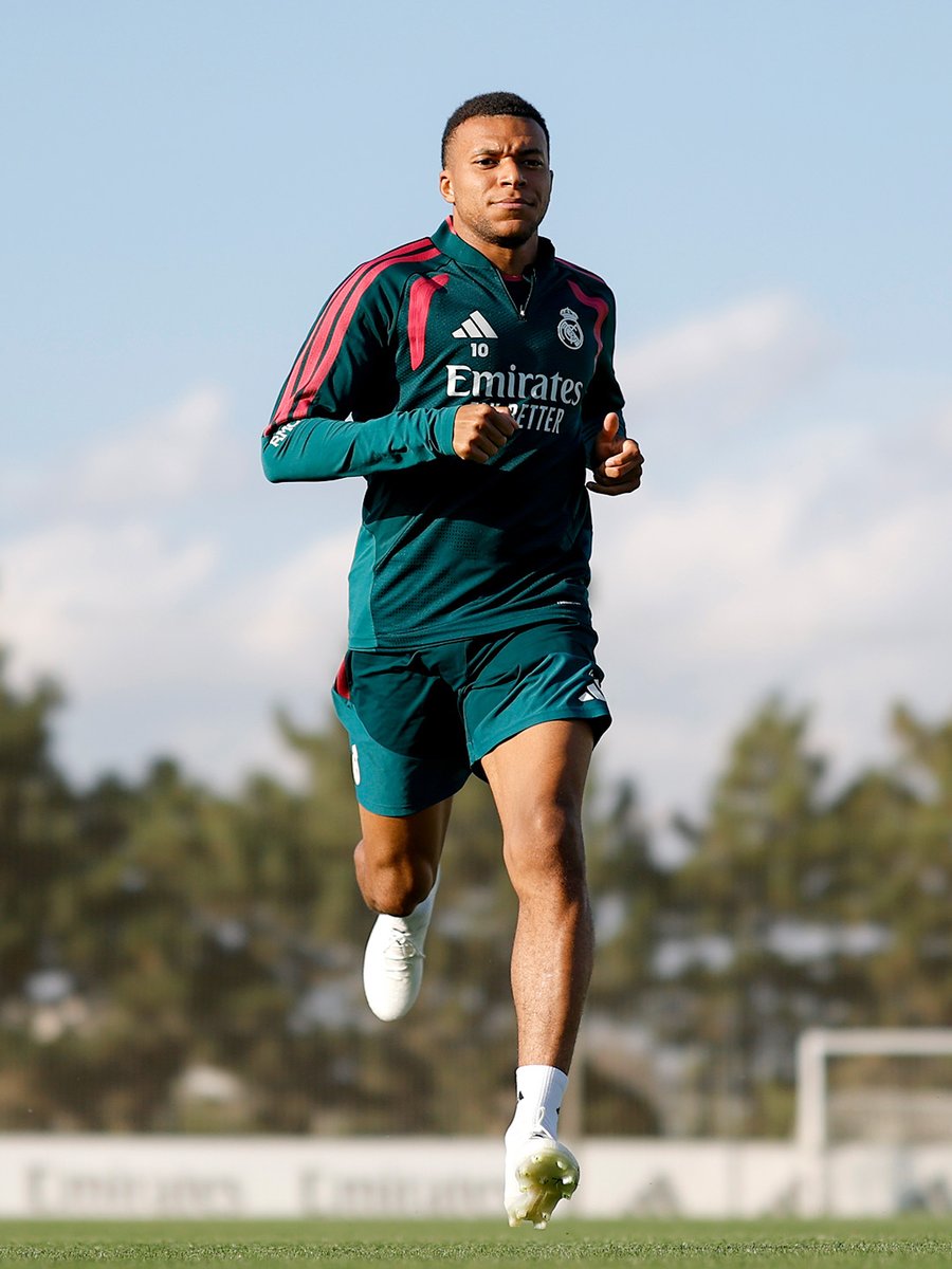 realmadrid's tweet photo. ⚽🏃 @KMbappe https://t.co/YF7x8czV0p