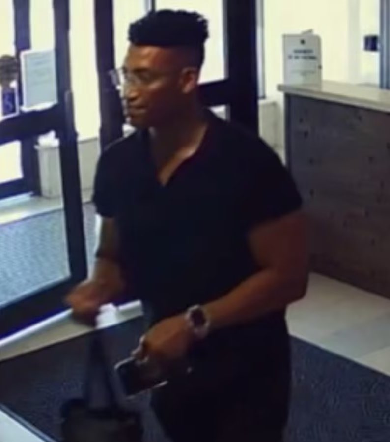 6ixbuzztv's tweet photo. Toronto police are searching for a 30-year-old man who allegedly stole more than $5,000 worth of jewelry from an 80-year-old woman in North York after posing as a repair worker https://t.co/gOO9zChrE6