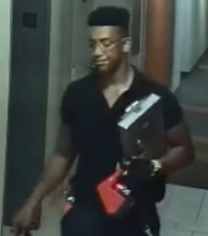 6ixbuzztv's tweet photo. Toronto police are searching for a 30-year-old man who allegedly stole more than $5,000 worth of jewelry from an 80-year-old woman in North York after posing as a repair worker https://t.co/gOO9zChrE6