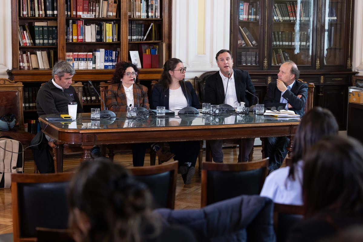 UEenChile's tweet photo. Organizado por el senador @adeurresti y @gdelafue, el encuentro en @bcnchile contó también con la participación del excanciller @AlbertoKlaveren y de representantes de @CedeusChile, @WWFChile, @FundCosmos y @h_ciudadano. https://t.co/ARUM78qOTP