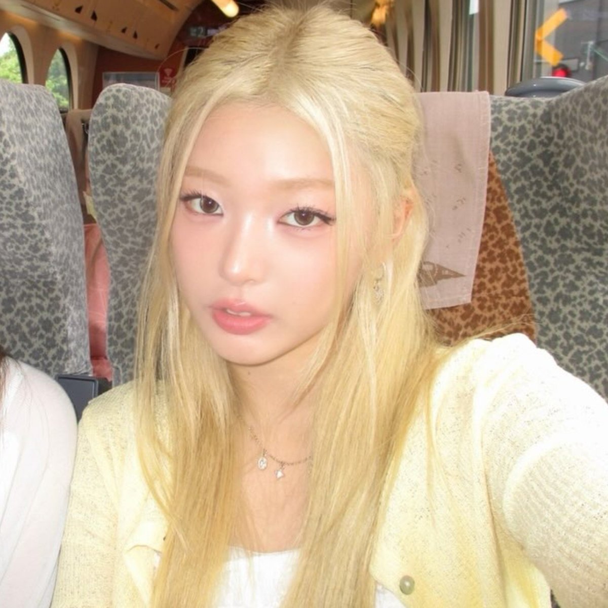 yxccvks's tweet photo. 캣츠아이 컨셉 때문에 스케줄 있을 때는 애굣살 못 그려서 셀프로 할 때만 그릴 수 있대...... 하 이렇게 예쁜데 😭 https://t.co/XByefKNlYW
