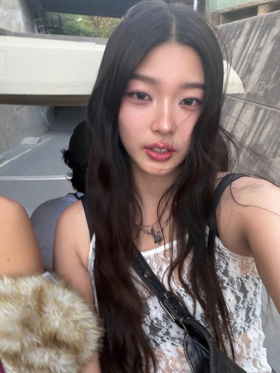 yxccvks's tweet photo. 캣츠아이 컨셉 때문에 스케줄 있을 때는 애굣살 못 그려서 셀프로 할 때만 그릴 수 있대...... 하 이렇게 예쁜데 😭 https://t.co/XByefKNlYW