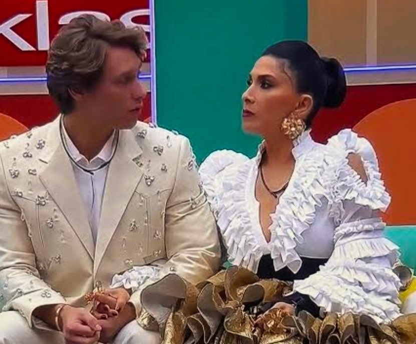 DalilahPolanco's tweet photo. Hoy hace un año recibí el golpe de realidad más hermoso. 💜 Y desde entonces entendí que nos tenemos, personas… para acompañarnos, querernos y no soltarnos jamás.

¡GRACIAS POR TANTO, PERSONAS. MIS PERSONAS! 

#ChingazoDeBesos 💜 #ChingazoDeAmor https://t.co/XYKldYJnMx