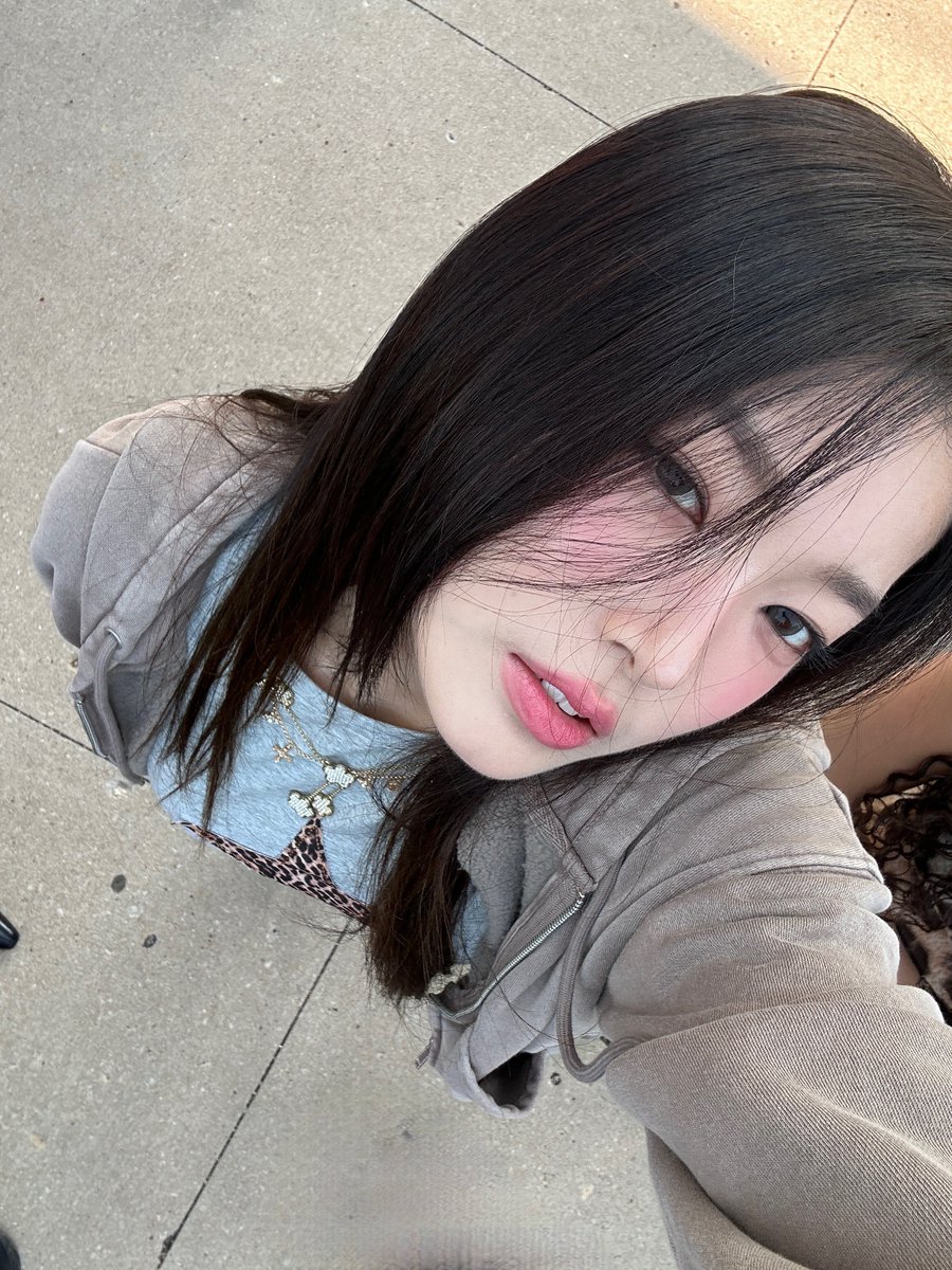 yxccvks's tweet photo. 캣츠아이 컨셉 때문에 스케줄 있을 때는 애굣살 못 그려서 셀프로 할 때만 그릴 수 있대...... 하 이렇게 예쁜데 😭 https://t.co/XByefKNlYW
