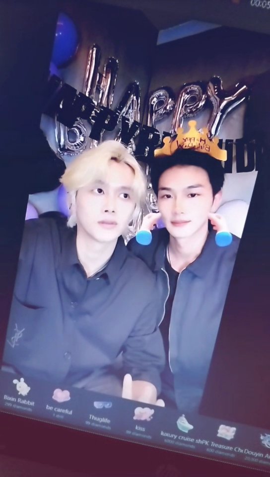 yuansfei's tweet photo. I'm so happy UwU 
Happy Birthday Yiwen🐻 Gege! Hope you always keep smiling! Stay happy, healthy &amp; with your loved ones beside you<3
#XiongYiwenIsOurStar
#HAPPY_BIRTHDAY_XIONGYIWEN #SpecialDayWithYiwen https://t.co/ZX70xHQmme