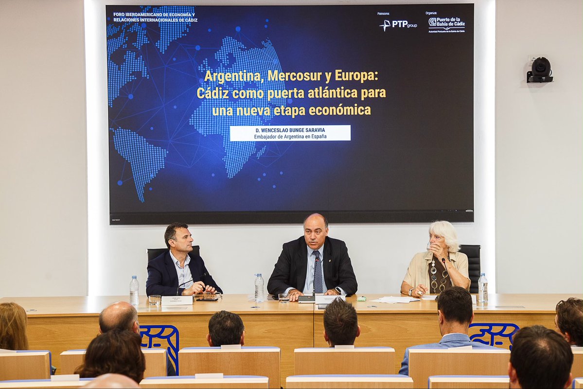 ARGenesp's tweet photo. 🇦🇷🇪🇸 El Embajador Bunge Saravia participó del seminario “Argentina, Mercosur y Europa” en @puertodecadiz

Presentó el cambio de época en 🇦🇷: equilibrio fiscal, desregulación, apertura comercial y reglas claras para la inversión, y oportunidades en agroindustria, energía y minería https://t.co/58vT7auWd2