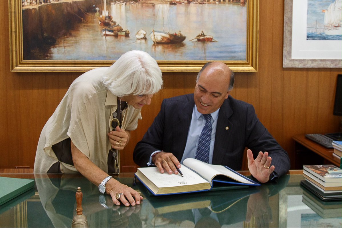 ARGenesp's tweet photo. 🇦🇷🇪🇸 El Embajador Bunge Saravia participó del seminario “Argentina, Mercosur y Europa” en @puertodecadiz

Presentó el cambio de época en 🇦🇷: equilibrio fiscal, desregulación, apertura comercial y reglas claras para la inversión, y oportunidades en agroindustria, energía y minería https://t.co/58vT7auWd2