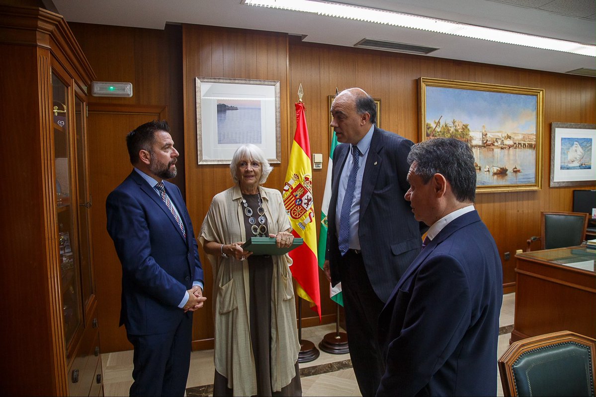 ARGenesp's tweet photo. 🇦🇷🇪🇸 El Embajador Bunge Saravia participó del seminario “Argentina, Mercosur y Europa” en @puertodecadiz

Presentó el cambio de época en 🇦🇷: equilibrio fiscal, desregulación, apertura comercial y reglas claras para la inversión, y oportunidades en agroindustria, energía y minería https://t.co/58vT7auWd2