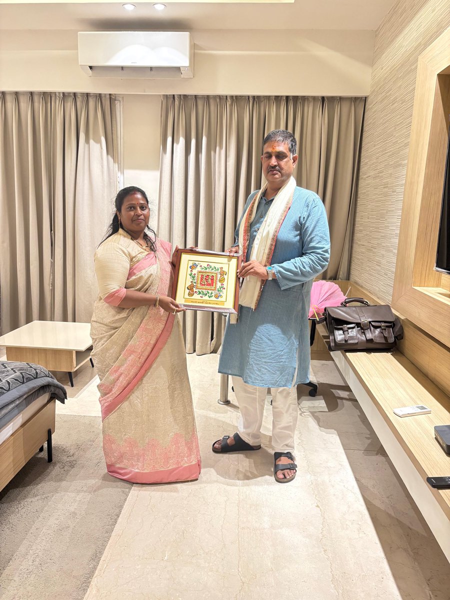 BjpRoshni's tweet photo. झारखंड भाजपा के सह प्रभारी श्री सौरव सिंह जी का आत्मीय स्वागत एवं अभिनंदन किया। संगठन को और अधिक सशक्त एवं जनसेवा के संकल्प को नई गति देने के लिए उनका मार्गदर्शन सदैव प्रेरणादायी है।
#Swagat #JharkhandBJP #BharatiyaJanataParty #BJP #JharkhandCulture #RoshniKhalkho https://t.co/mmHXiP2OIg