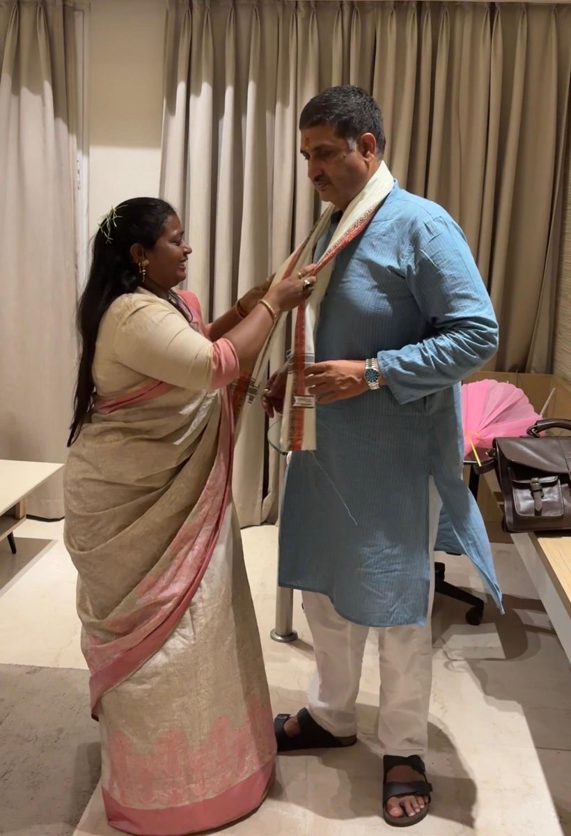 BjpRoshni's tweet photo. झारखंड भाजपा के सह प्रभारी श्री सौरव सिंह जी का आत्मीय स्वागत एवं अभिनंदन किया। संगठन को और अधिक सशक्त एवं जनसेवा के संकल्प को नई गति देने के लिए उनका मार्गदर्शन सदैव प्रेरणादायी है।
#Swagat #JharkhandBJP #BharatiyaJanataParty #BJP #JharkhandCulture #RoshniKhalkho https://t.co/mmHXiP2OIg