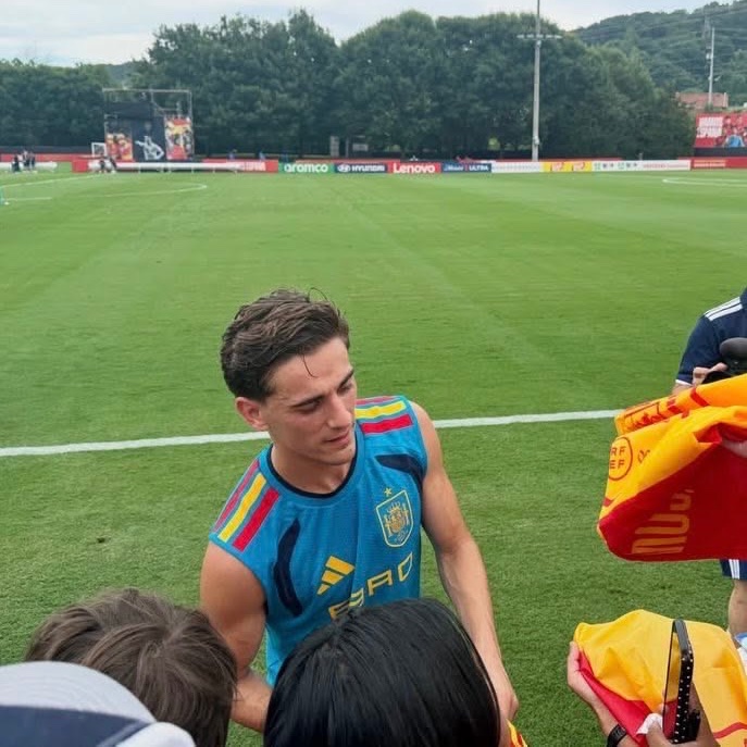 lovelyswriting's tweet photo. 🚨SPOTTED: Prince Pablo Páez Gavira signing flags for children at his charity football match intended to raise money for his equal housing foundation. Real Madrid Jude Bellingham and Barcelona Fermín López were among the many footballers in attendance. https://t.co/iCjDuDdcEN
