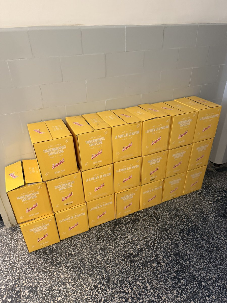 CarlosMaslaton's tweet photo. Un cargamento de Estambul, 20 cajas conteniendo 240 botellas de vidrio, con la maravilla de que son descartables. Con éstas tiro hasta fin de año. Las voy enfriando en la heladera a razón de 24 botellas por partida y las consumo a los 5 días de enfriamiento no antes, y con gas espectacular. En toda América, solo la mexicana Topo Chico, de Monterrey, le puede competir a la súper-santafesina Estambul.