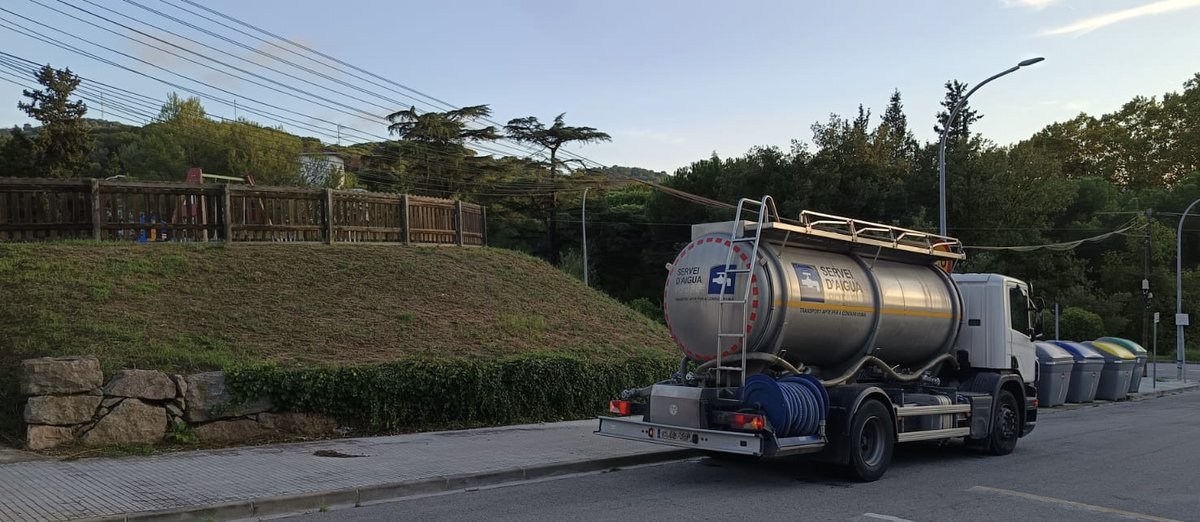 Veolia_Cat's tweet photo. Informem que hem habilitat un camió cisterna al barri de Roquetes, al carrer Margarida 6 (parc Benbonio), fins a les 23 hores, per abastir a la població mentre duri l'afectació.

Estem treballant per restablir el servei al més aviat possible.

@ajuntamentVDV https://t.co/dh7QuqjmVY