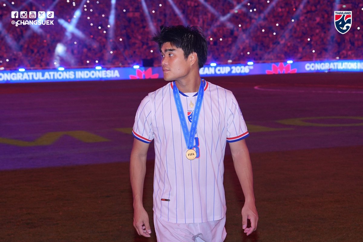 Changsuek_TH's tweet photo. #Changsuek ทีมชาติไทย 🇹🇭 รับเหรียญรางวัลรองชนะเลิศ ฟุตบอล ฟีฟ่า อาเซียน คัพ 2026 🥈

เสียใจที่แพ้ แต่ภูมิใจในตัวทุกคนครับ 😊

#ทีมชาติไทย #FIFAASEANCup https://t.co/Hwl8JkT7q0
