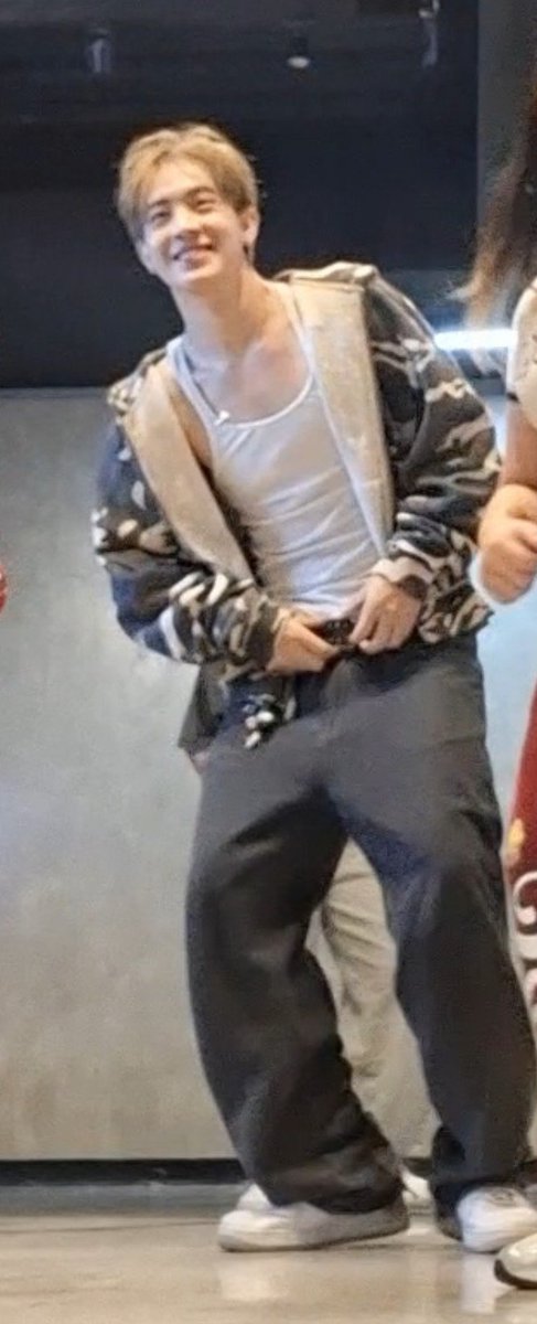 ajaanamoto's tweet photo. palibhasa kasi, alam na alam mo kung paano ako kunin eh. isang ngiti, isang kanta, isang yakap, isang sorry, wala umiikot na ulit yung mundo ko. tangina, ang talino kong tao. pero pag dating sa'yo? ewan ko natatanga ako. 

WALANG MAG MMOVE ON SA PAMILYANG 'TO 🫠🫠🫠 https://t.co/2Fl2Kwj4TU
