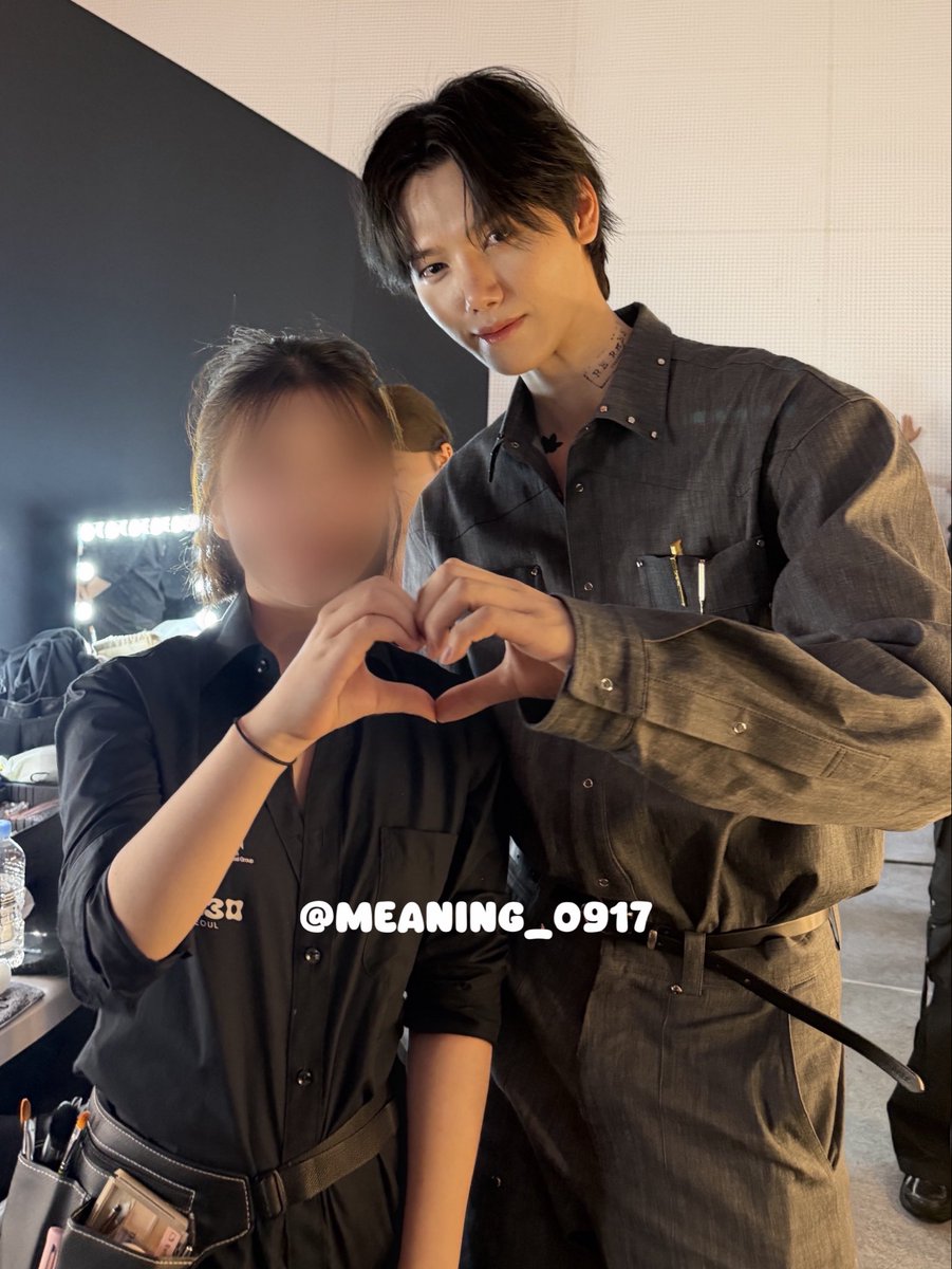 meaning_0917's tweet photo. 일하러 갓다가 미니 만남 🥹
260901 백스테이지에서..💕 https://t.co/Ex1ZV3ZDm8