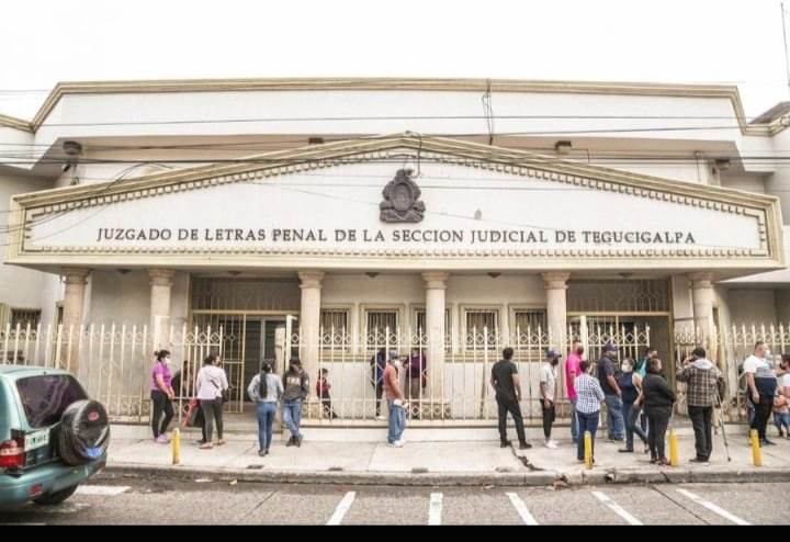 PJdeHonduras's tweet photo. Juez de Letras Penal, celebró Audiencia Inicial  y dictó Auto de Formal Procesamiento con Medidas Sustitutivas al ciudadano de nacionalidad china Xionxiong Xie, por suponerlo responsable del delito de Uso Ilegítimo de Distintivo o Marcas Registradas, en perjuicio de PAINSA.

De acuerdo con el informe, se establece que el imputado estaba comercializando productos que utilizaban el logotipo de otra empresa.

La Audiencia Preliminar quedó programada para el miércoles 21 de octubre de 2026, a las 10:00 de la mañana.