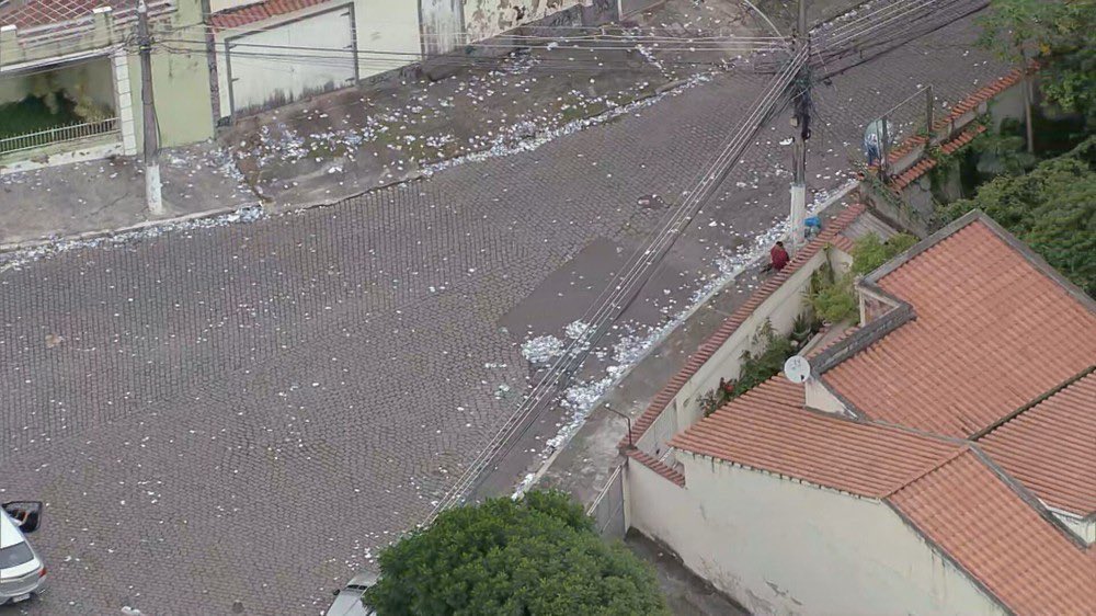 baudorio's tweet photo. ⚠️VEJA: A Comlurb recolheu 423 toneladas de material de propaganda eleitoral das ruas do Rio entre domingo (4) e a manhã desta segunda (5). 

Apesar da limpeza, ainda havia pontos com grande quantidade de santinhos e outros materiais de campanha espalhados pelas ruas. https://t.co/FXnT4dDSjp