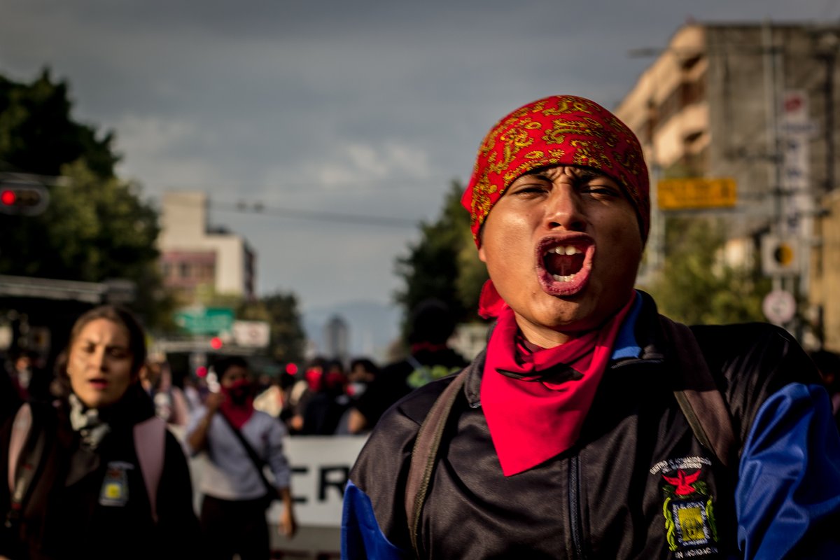 BrigadaAltaVoz's tweet photo. LOS ESTUDIANTES VUELVEN A LAS CALLES

Balazo: A 58 años de Tlatelolco, una nueva generación marcha con sus propias demandas, pero también con la memoria de quienes antes que ellos salieron a cuestionar al poder

Hay fechas que no necesitan presentación.
El 2 de octubre 
#2DeOct https://t.co/W6XSK36L0q