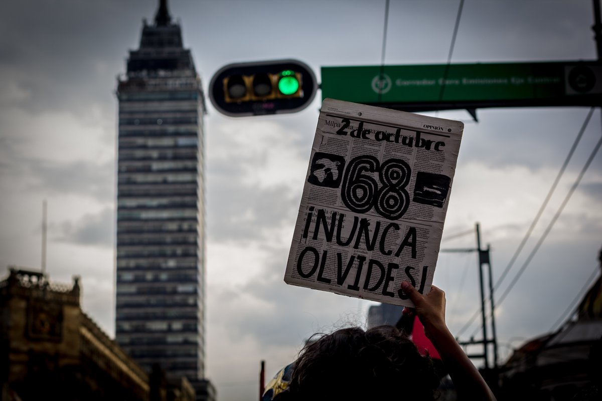 BrigadaAltaVoz's tweet photo. LOS ESTUDIANTES VUELVEN A LAS CALLES

Balazo: A 58 años de Tlatelolco, una nueva generación marcha con sus propias demandas, pero también con la memoria de quienes antes que ellos salieron a cuestionar al poder

Hay fechas que no necesitan presentación.
El 2 de octubre 
#2DeOct https://t.co/W6XSK36L0q