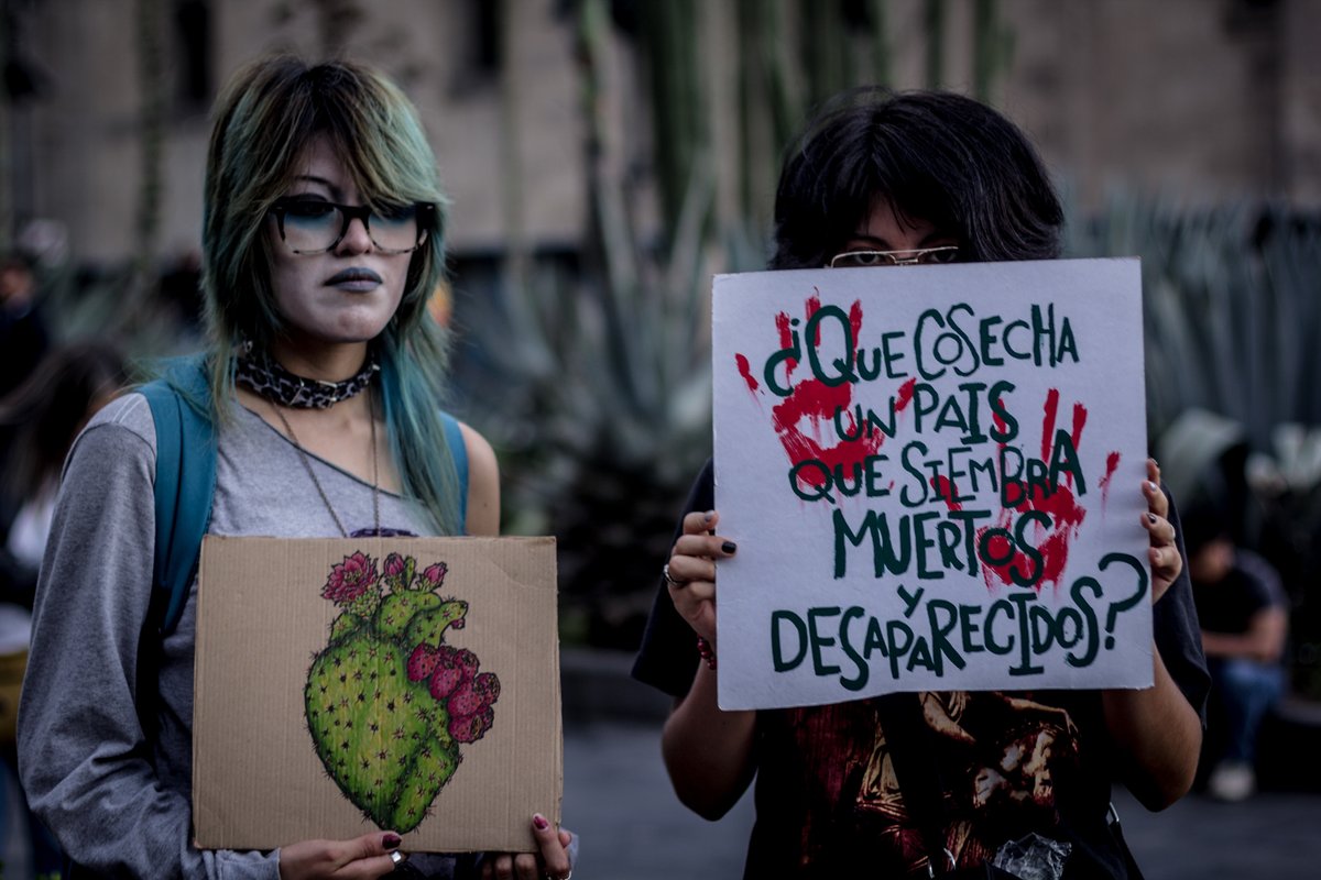 BrigadaAltaVoz's tweet photo. LOS ESTUDIANTES VUELVEN A LAS CALLES

Balazo: A 58 años de Tlatelolco, una nueva generación marcha con sus propias demandas, pero también con la memoria de quienes antes que ellos salieron a cuestionar al poder

Hay fechas que no necesitan presentación.
El 2 de octubre 
#2DeOct https://t.co/W6XSK36L0q