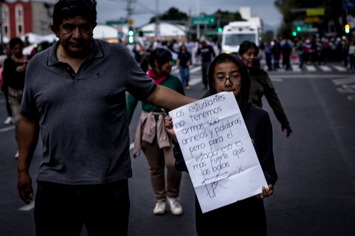 BrigadaAltaVoz's tweet photo. LOS ESTUDIANTES VUELVEN A LAS CALLES

Balazo: A 58 años de Tlatelolco, una nueva generación marcha con sus propias demandas, pero también con la memoria de quienes antes que ellos salieron a cuestionar al poder

Hay fechas que no necesitan presentación.
El 2 de octubre 
#2DeOct https://t.co/W6XSK36L0q