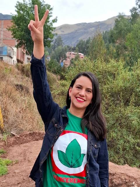 ultimopaladin's tweet photo. Verónika Mendoza llega a la región del Cusco por intermedio del partido Venceremos, uno de sus fundadores es el terrorista Guillermo Bermejo https://t.co/iPGdg2OtHq