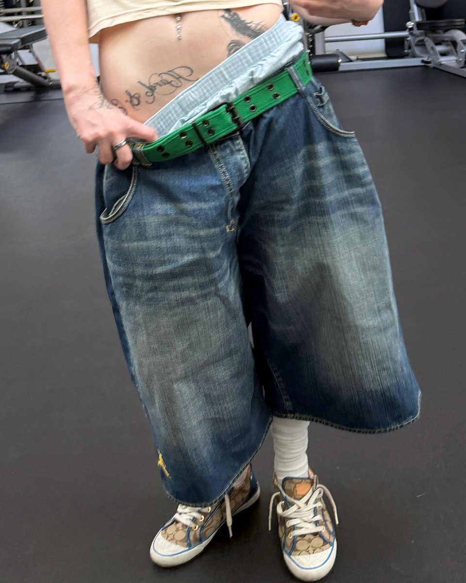 ocydies's tweet photo. O PIERCING, AS TATUAGENS, O SHORT, A CUECA, A MÃO DELICIOSA CHEIA DE VEIAS MDSSS EU VOU SURTAR https://t.co/V5XZI9zEVG