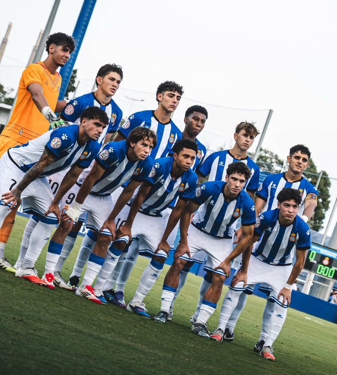 ElArea21's tweet photo. 🏗️ LA COLUMNA VERTEBRAL DEL LÍDER

4 jornadas. 4 victorias. 12/12

El Juvenil A de Marc Xalabarder ha empezado lanzado y ya són líderes de la división de honor, pero… ¿quiénes están sosteniendo en este inicio?

🧤 Joel Rodríguez
🧱 Antón Uría – Samu Puyo
🧠 Jaume Aghayedo
🎩 Pol Escribano
⚔️ Aarón Soriano – Makar

No incluimos a Arnau Cases y Polli que ya los presentamos en su día😎

7 nombres para empezar a conocer a los chavales de Xala🧵👇 

#RCDE