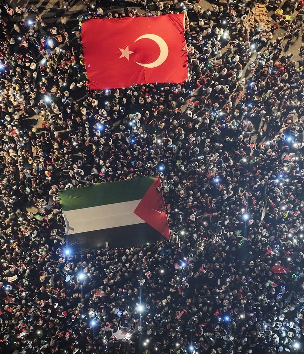 lailabalam's tweet photo. Kendi ülkesinde yasak ama, dünyada dalgalan bir bayrak hayal edin!

Filistin özgür olana dek buradayız..🇵🇸

#Palestine #Gaza https://t.co/3Vym8Bb6vF