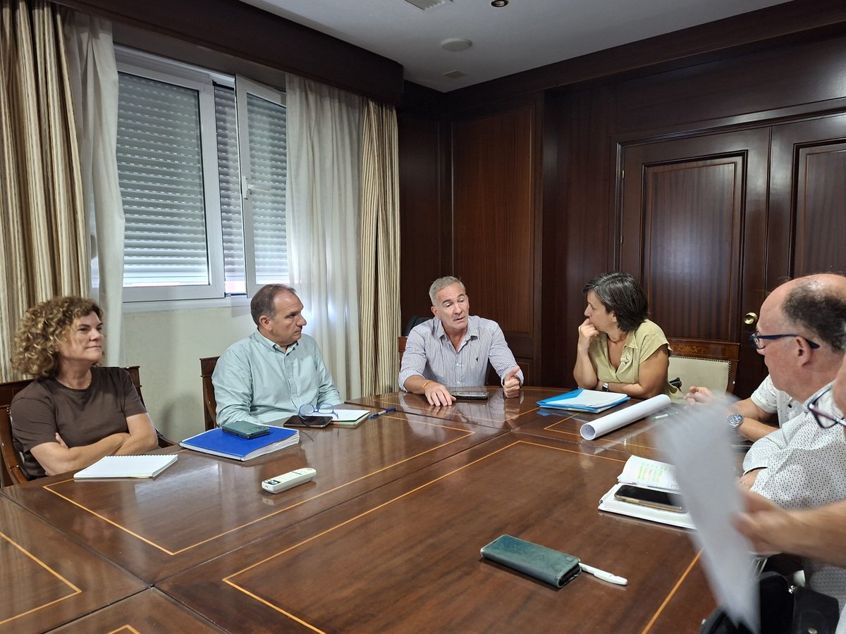 El21nosetoca's tweet photo. Esta mañana reunidos con @EMASAMalaga, de la mano de @PuertoDistrito, por peticion de @AVJuntaydisem para tratar el tema de suministro en la zona de Los Verdiales. Será un largo camino, pero iremos paso a paso. #unidossepuede #juntadeloscaminosunida #emasa #todoslosbarrios https://t.co/DowBCOZI3e