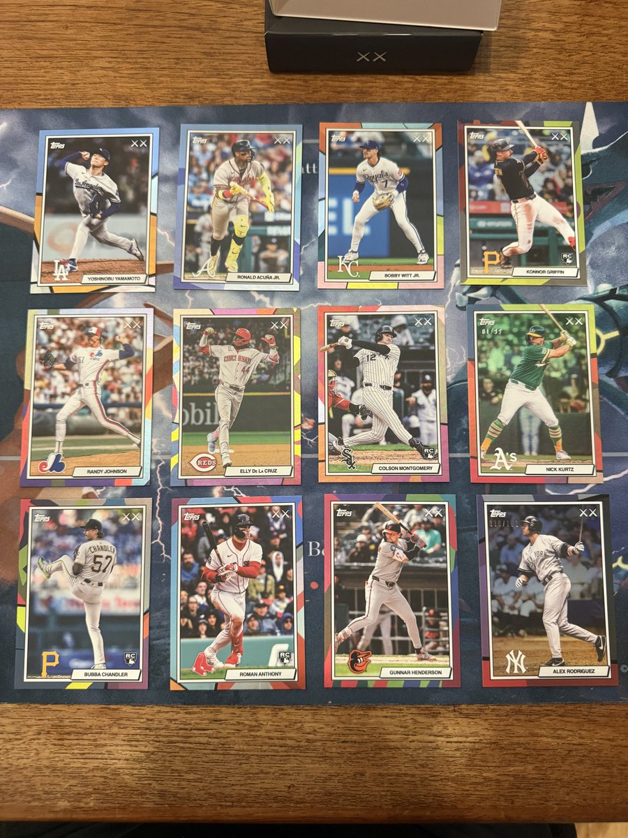 COCO110707's tweet photo. topps×KAWS

カード実際に見るとめちゃくちゃ良い✨
カードの厚みもあって、マットな質感で特別感有り👌

NICK KURTZ 99シリ　カラーマッチのファーストナンバーで大満足🔥💪

追加で欲しいですが定価で買えるとこ無いですよね？😅 https://t.co/6RQjqp0dTz