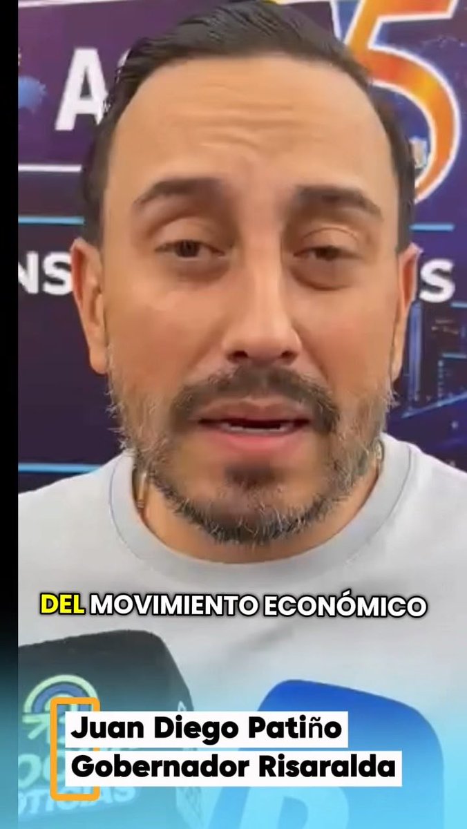 A man with a beard speaks during an interview, with on-screen text reading 'DEL MOVIMIENTO ECONÓMICO' and 'Juan Diego Patiño Gobernador Risaralda'.