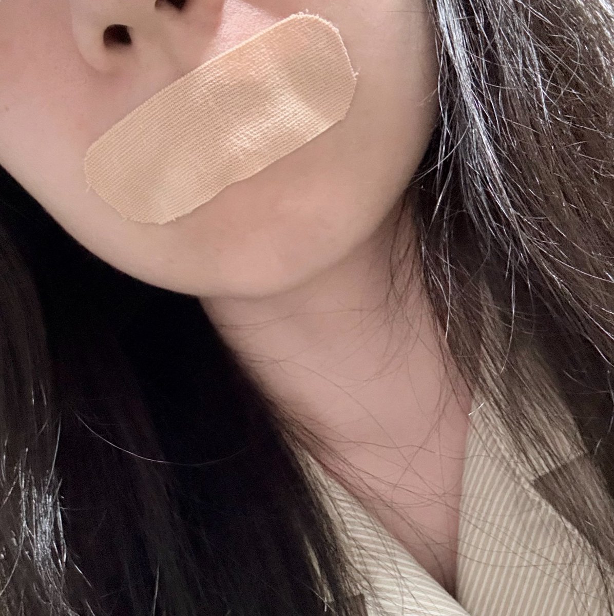 wudadat_'s tweet photo. 셀프고문 들어간다
가 아니고

입벌리고 자는 사람들 (me)
슬슬 목아픈계절이야 
느낌오길래 오늘 입 봉인하고잔다

입 벌리고 자는거 진짜 안좋다!!!
물리적으로라도 막고 자자!!

(내가산건 이건데 종류 꽤 다양하니
취향껏? 사서 써보셈) https://t.co/wEn3WWhbxC