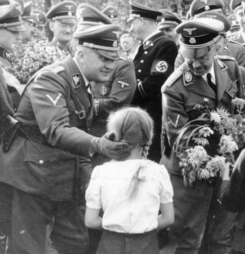AnitaSchelde's tweet photo. ACHTUNG ❗️ ACHTUNG ❗️

W październiku 1939 r. Reichsführer-SS Heinrich Himmler, mianował SS-Gruppenführera Wilhelma Koppe - Naczelnym Katem Polaków w Kraju Warty. Wyższym Dowódcą SS i Policji (Höherer SS- und Polizeiführer, HSSPF).
Koppe kierował Zagładą Polaków i Żydów (w listopadzie 1939 pisał o planie "usunięcia" 100 000 Żydów i 200 000 Polaków, by zrobić miejsce dla Niemców bałtyckich). Nadzorował Intelligenzaktion i terror wobec Polskiej Inteligencji. Był jednym z głównych organizatorów obozu zagłady w Chełmnie nad Nerem (Kulmhof), pierwszego miejsca masowego mordowania gazem (samochody ciężarowe z gazem spalinowym). Szacunki ofiar Chełmna wynoszą ok. 200 000 osób, głównie Żydów z Kraju Warty i getta łódzkiego.  W maju–czerwcu 1940 zorganizował też mord gazem ok. 2 000 pacjentów w obozie przejściowym Soldau (Działdowo), wykonany przez Sonderkommando Lange. 30 stycznia 1942 awansował na SS-Obergruppenführera i generała policji.
W listopadzie 1943 zastąpił Friedricha-Wilhelma Krügera jako Wyższy Dowódca SS i Policji i sekretarz stanu ds. bezpieczeństwa w rządzie Generalnego Gubernatorstwa (siedziba w Krakowie), podlegając Hansowi Frankowi. Odpowiadał za aparat SS, Gestapo, SD, policji porządkowej i działania przeciw polskiemu ruchowi oporu na całym terenie GG. 1 lipca 1944 został generałem Waffen-SS. 11 lipca 1944 w Krakowie przeżył nieudany zamach Armii Krajowej na swój opancerzony samochód.
W maju 1945 przyjął nazwisko żony Lohmann. Pracował w przemyśle cukierniczym; od lat 50. był dyrektorem fabryki czekolady (m. in. Trumpf w Akwizgranie / Bonn). Aresztowano go w 1960 r. Polska domagała się ekstradycji, której RFN odmówiła. W 1964 r. prokuratura w Bonn postawiła mu zarzuty pomocnictwa w morderstwie. Proces przerwano z powodu zaświadczeń lekarskich o chorobie krążenia, nadciśnieniu i miażdżycy; w sierpniu 1966 postępowanie umorzono. "Mały Himmler" zmarł w Bonn 2 lipca 1975 w wieku 79 lat i został pochowany na cmentarzu w Rüngsdorfie.
#NiemieckieZbrodnie 

Czy dzisiaj nastąpił w Polsce jakiś KATAKLIZM  ❓
Jeżeli chodzi o wsparcie...to najsłabszy dzień...od momentu zainstalowania naszej kawiarki.
https://t.co/uYX0ELCMFj