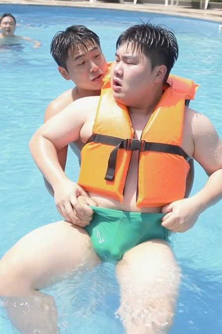 anime_siuru's tweet photo. 워터파크는 삼각만 입어야 한다고 구라치고
삼각입게 함ㅋㅋ

잡아당기니까 불알이랑 꼬추 윤곽 다 보이더라
수영복만 잡으면 놔달라고 징징거리길래
걍 벗겨줬다

어차피 소추라 아무도 모를듯?
잼민이들이 저 형 꼬추보인다 하던데
알빠노

#소추 #수치 #게이 https://t.co/y7QEOcnHHc
