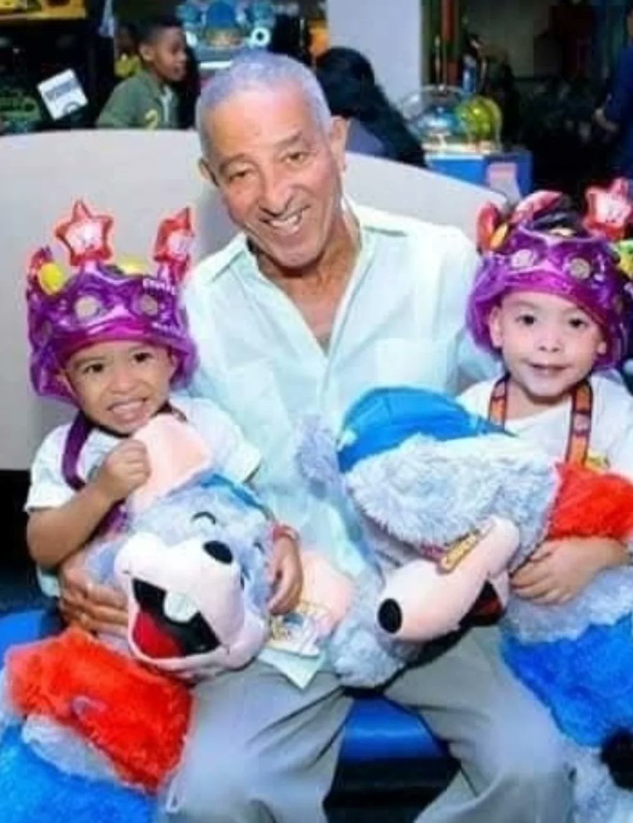 rafaeldavida's tweet photo. Hoy, a 2 años de tu partida, papá, celebramos al gran Mandao: alegre, lleno de vida, buen hijo, padre y abuelo. Te recordamos con infinito cariño. Sabemos que un día nos volveremos a ver. Te amo siempre. https://t.co/i2G1ki1QGc