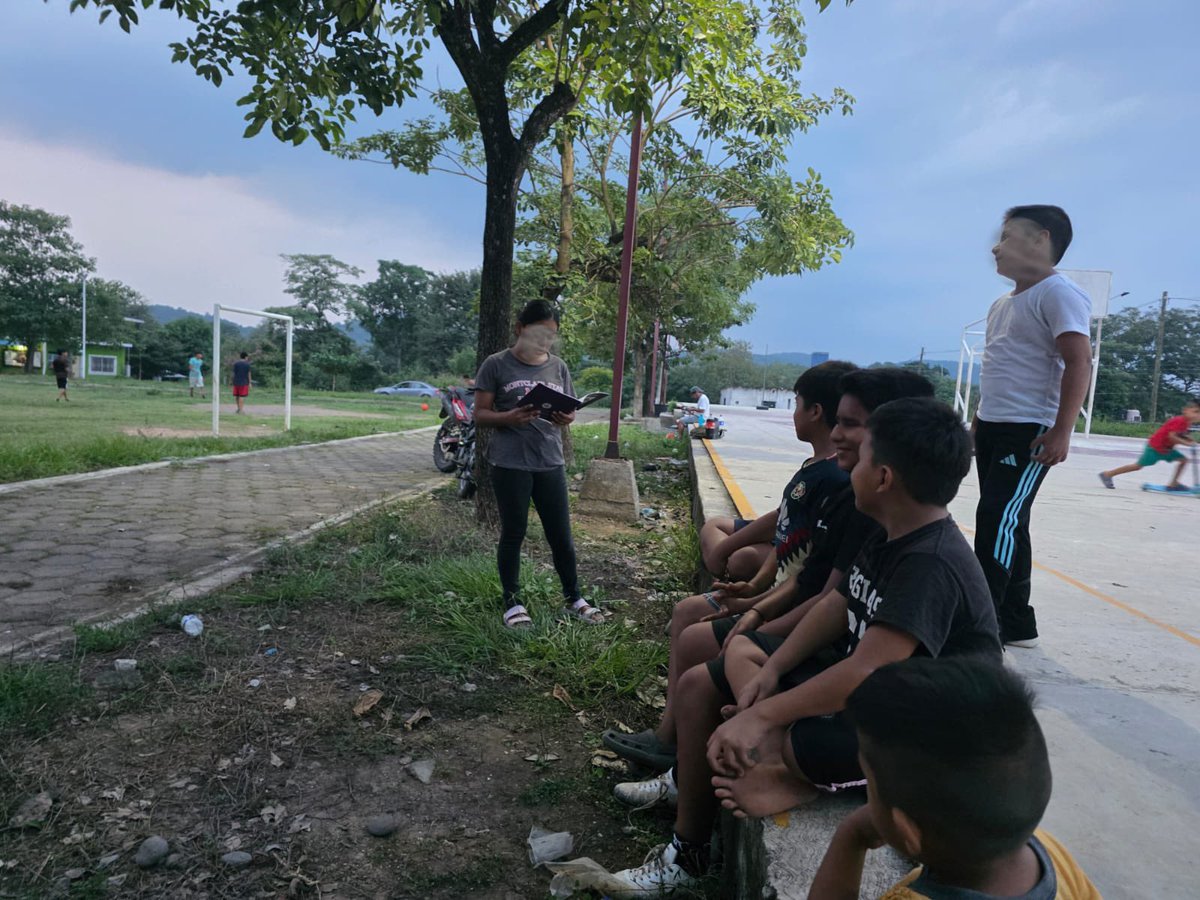 Catastro_GobOax's tweet photo. Desde el #ICEO seguimos acercando la lectura a nuestras comunidades.

En la región de la Cuenca, a través de la Delegación Catastral de Cosolapa, llegamos al campo deportivo de Vicente Camalote, en Acatlán de Pérez Figueroa, https://t.co/8tzPvz0owS