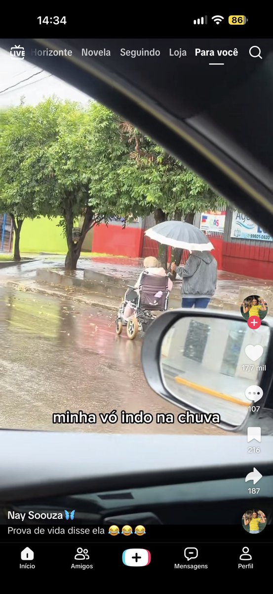 injagger's tweet photo. a puta postou a vó indo votar de cadeira de rodas na chuva e foi isso q ela respondeu quando perguntaram pq ela não deu carona pra vó…. essa é a raça mais IMUNDA da HISTÓRIA do país https://t.co/GB9LusV11W