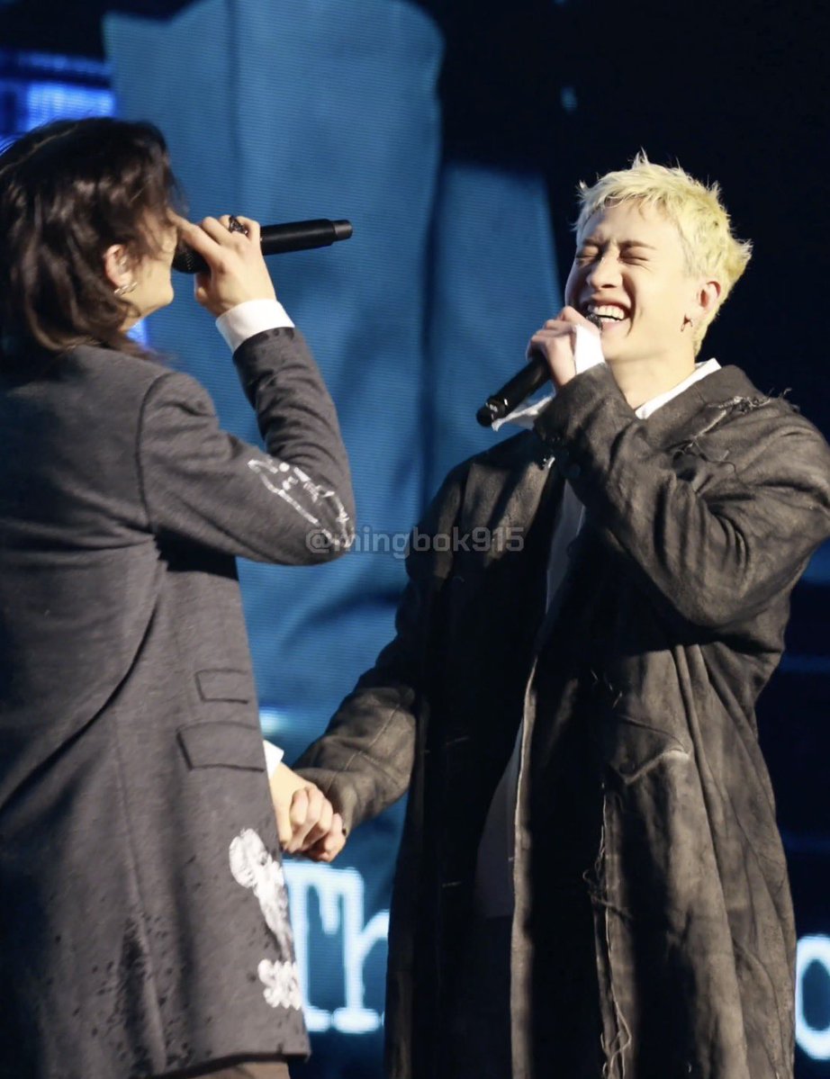 chnisapomh's tweet photo. They are so happy to be together, holding hands and singing on the same stage https://t.co/t6FZffL7Hl