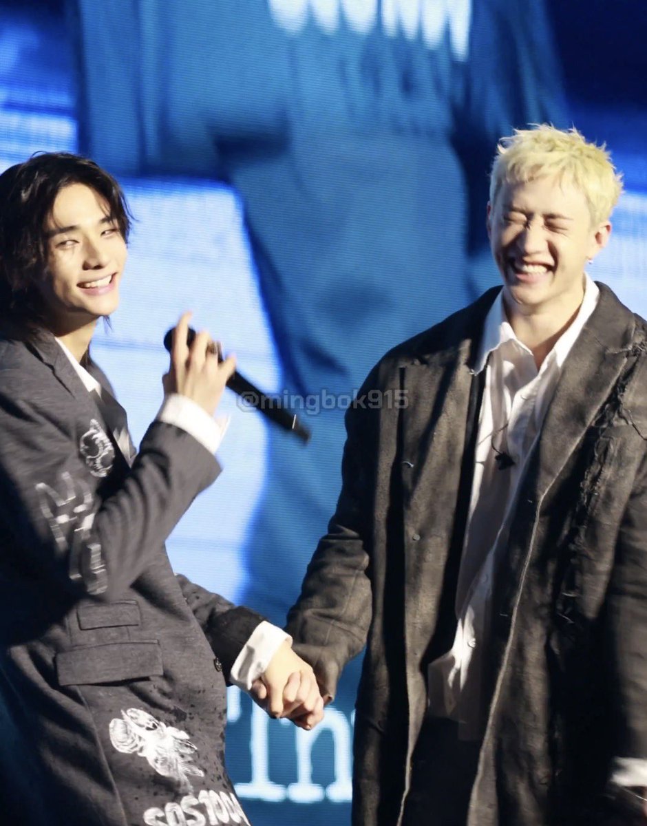 chnisapomh's tweet photo. They are so happy to be together, holding hands and singing on the same stage https://t.co/t6FZffL7Hl