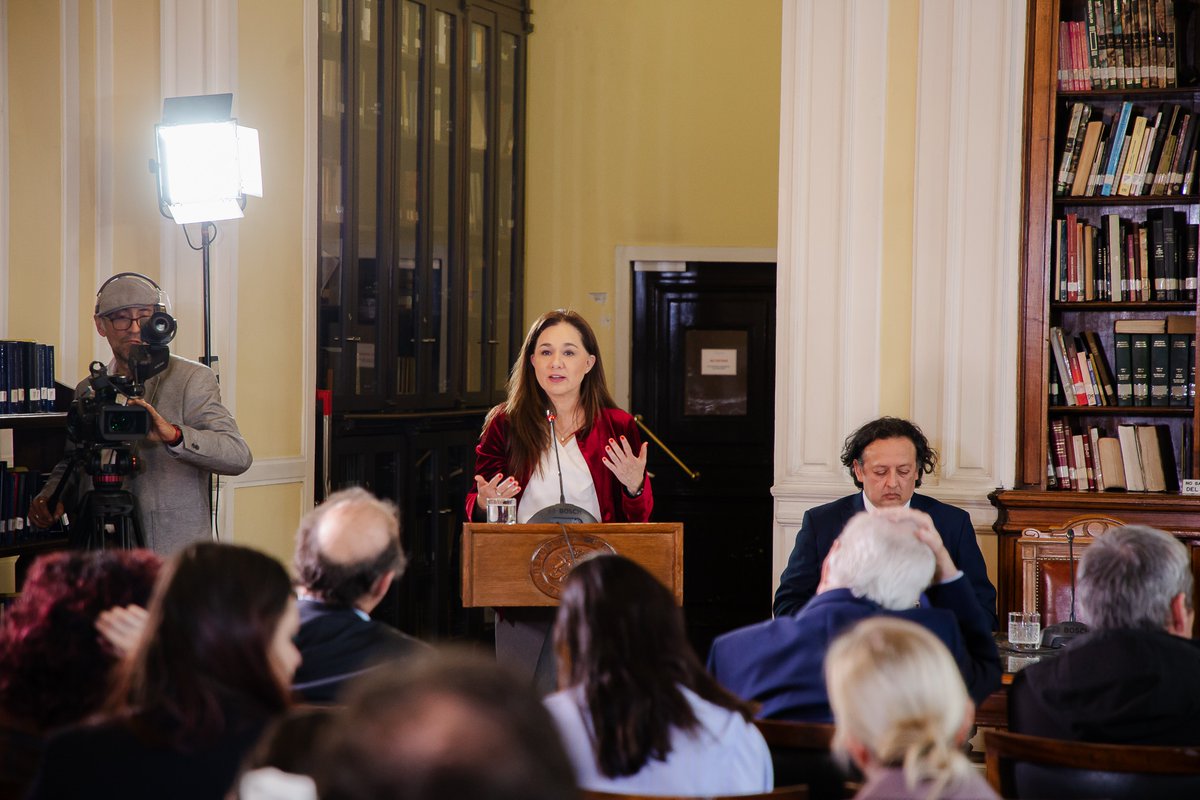 h_ciudadano's tweet photo. 📸 Así fue la jornada de hoy en el Seminario sobre el Acuerdo Marco Avanzado Chile-UE.   

Debatimos junto a representantes de la academia, sociedad civil y el sector público sobre resiliencia territorial, humedales y cooperación.  

▶️ Revísalo acá: https://t.co/UXxvixPH9c https://t.co/giFNGIVrfT