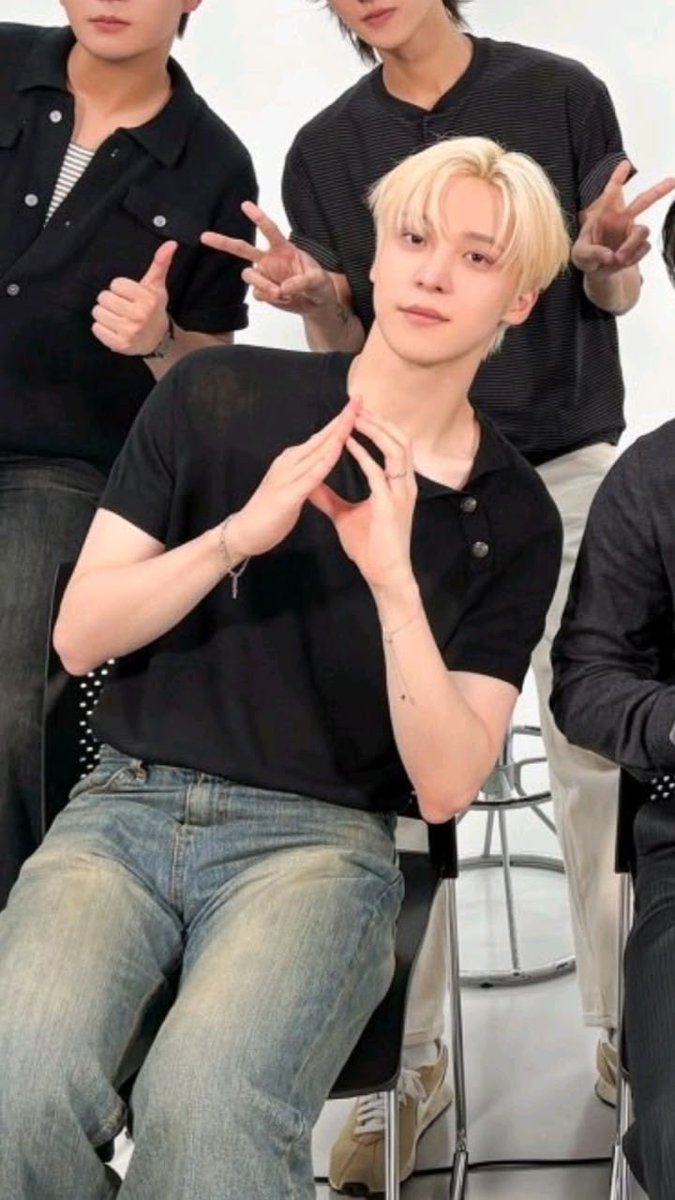 yunhos_duo's tweet photo. hes like a drug i cant quit https://t.co/exG98vPhyc