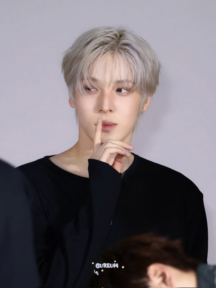 yunhos_duo's tweet photo. hes like a drug i cant quit https://t.co/exG98vPhyc