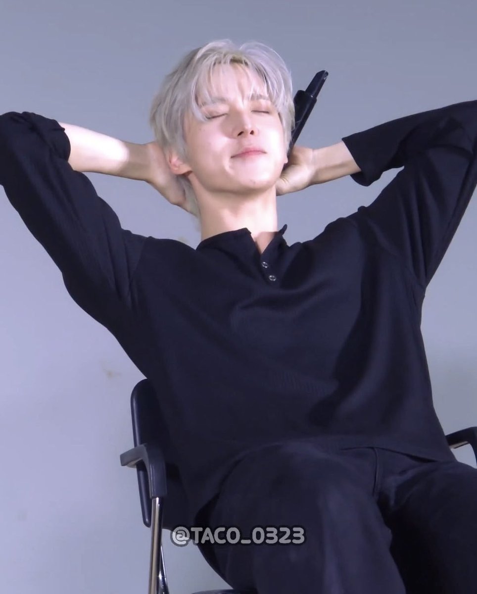 yunhos_duo's tweet photo. hes like a drug i cant quit https://t.co/exG98vPhyc
