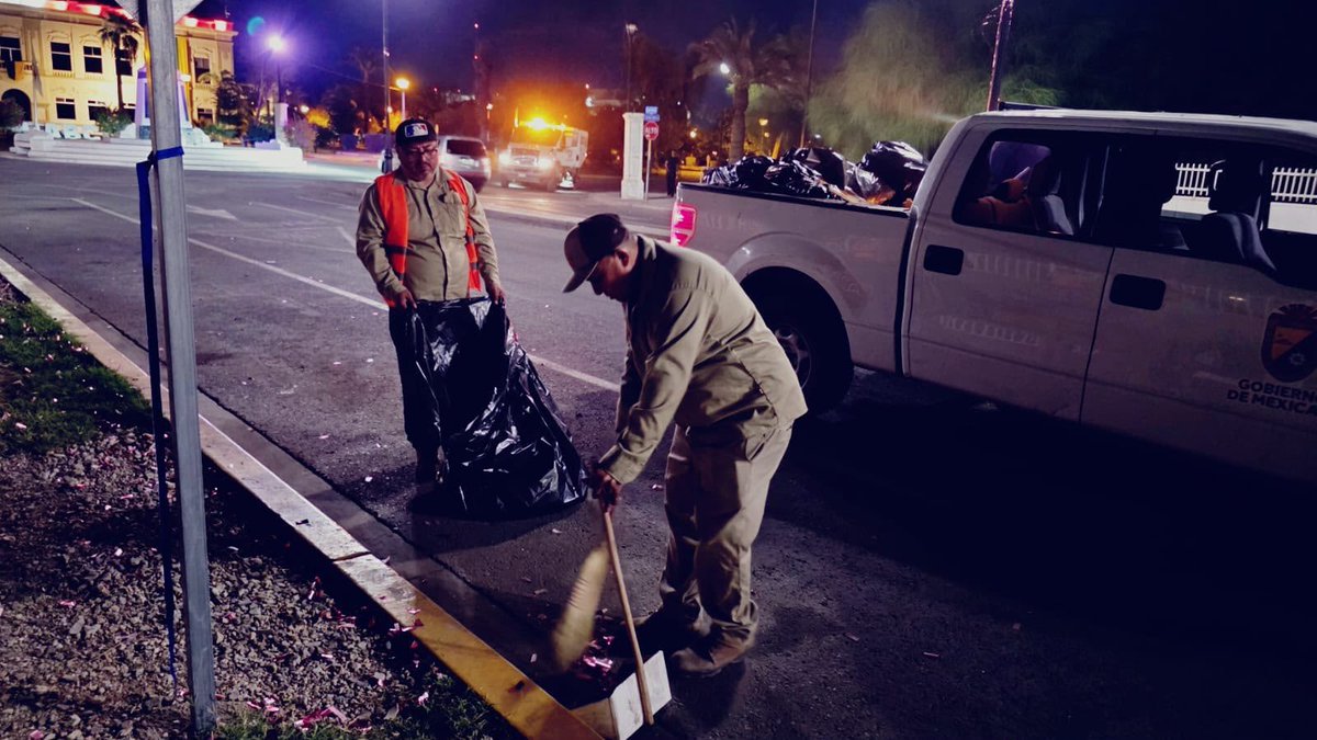 elcachanillacom's tweet photo. 🌙🧹 Personal del Gobierno de Mexicali trabajó durante la noche del domingo y madrugada de este lunes en la limpieza y retiro de basura en avenida Obregón, entre Julián Carrillo y calle “E”.
Seguimos trabajando para que Mexicali Brille. ✨
#MexicaliBrilla #GobiernoDeMexicali #aseomxli