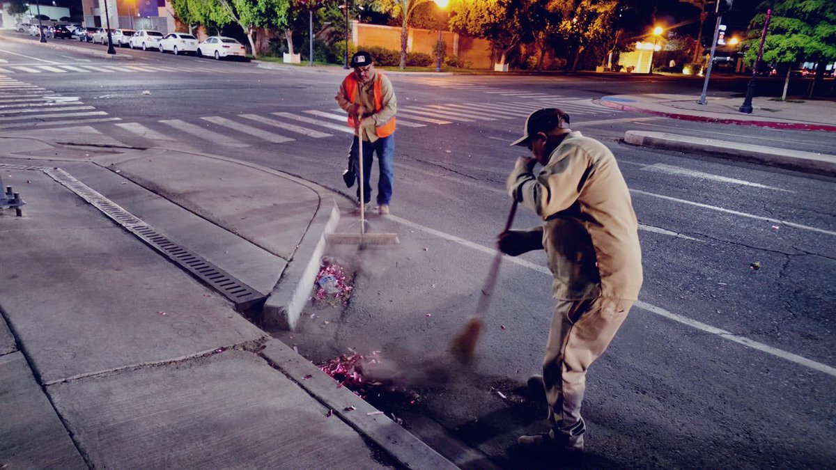 elcachanillacom's tweet photo. 🌙🧹 Personal del Gobierno de Mexicali trabajó durante la noche del domingo y madrugada de este lunes en la limpieza y retiro de basura en avenida Obregón, entre Julián Carrillo y calle “E”.
Seguimos trabajando para que Mexicali Brille. ✨
#MexicaliBrilla #GobiernoDeMexicali #aseomxli