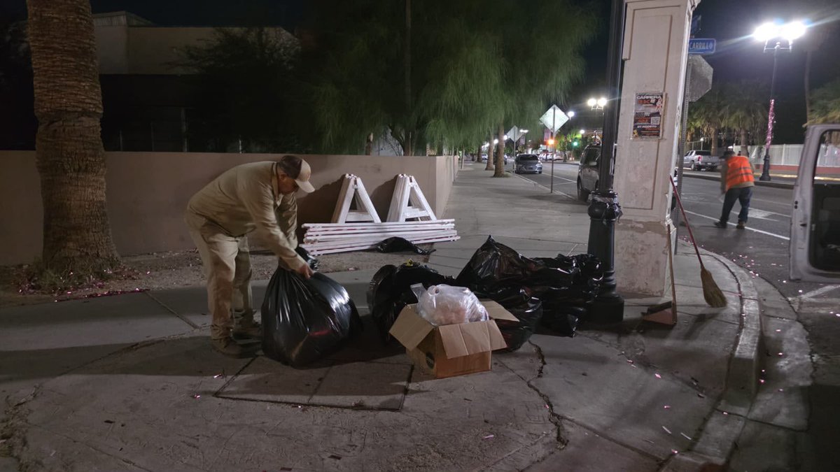 elcachanillacom's tweet photo. 🌙🧹 Personal del Gobierno de Mexicali trabajó durante la noche del domingo y madrugada de este lunes en la limpieza y retiro de basura en avenida Obregón, entre Julián Carrillo y calle “E”.
Seguimos trabajando para que Mexicali Brille. ✨
#MexicaliBrilla #GobiernoDeMexicali #aseomxli
